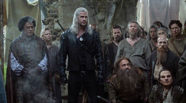 Kijk naar Liam Hemsworth als Geralt in The Witcher